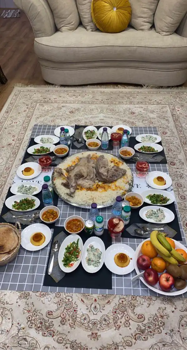 نحوه چیدن سفره غذا روی زمین تزیین سفره غذا با وسایل ساده طریقه چیدن سفره مهمانی  سفره شام مهمانی روی زمین  عکس سفره غذای شیک  چیدن سفره شام ساده 