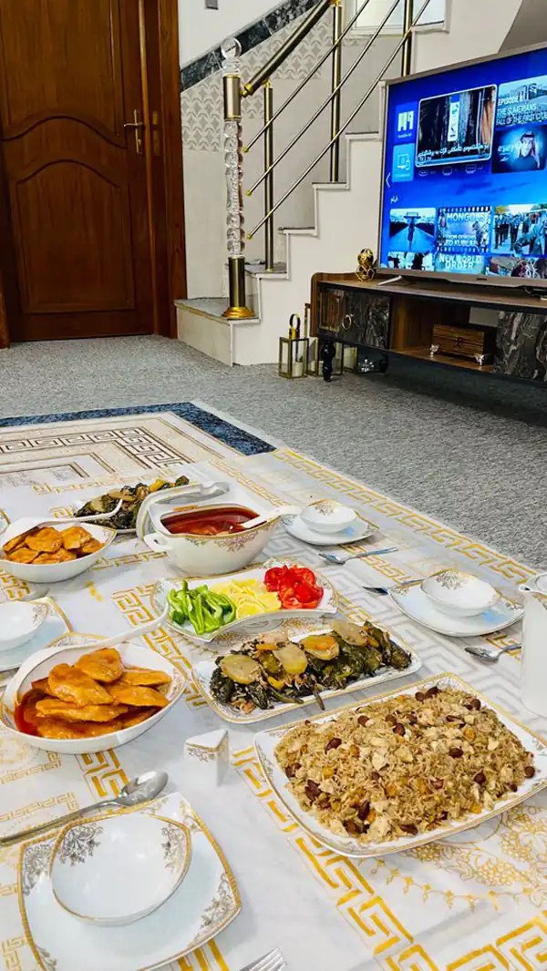 نحوه چیدن سفره غذا روی زمین تزیین سفره غذا با وسایل ساده طریقه چیدن سفره مهمانی  سفره شام مهمانی روی زمین  عکس سفره غذای شیک  چیدن سفره شام ساده 