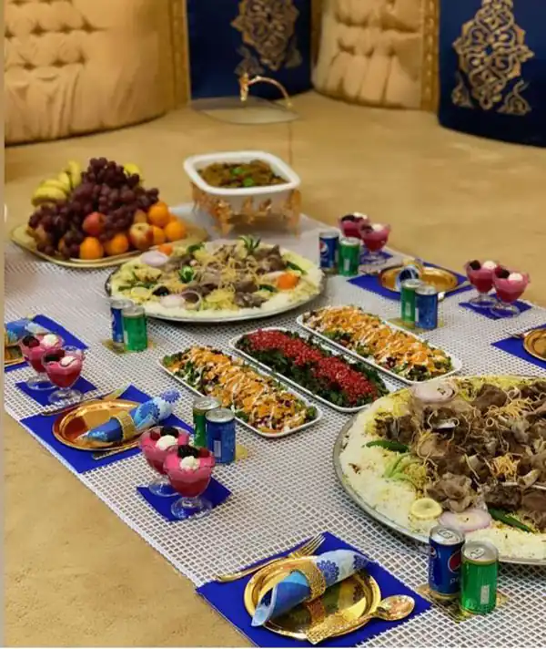 نحوه چیدن سفره غذا روی زمین تزیین سفره غذا با وسایل ساده طریقه چیدن سفره مهمانی  سفره شام مهمانی روی زمین  عکس سفره غذای شیک  چیدن سفره شام ساده 