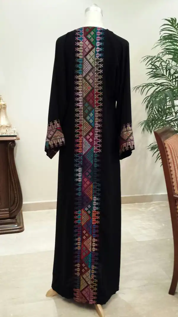 مدل مانتو گلدوزی شده مشکی