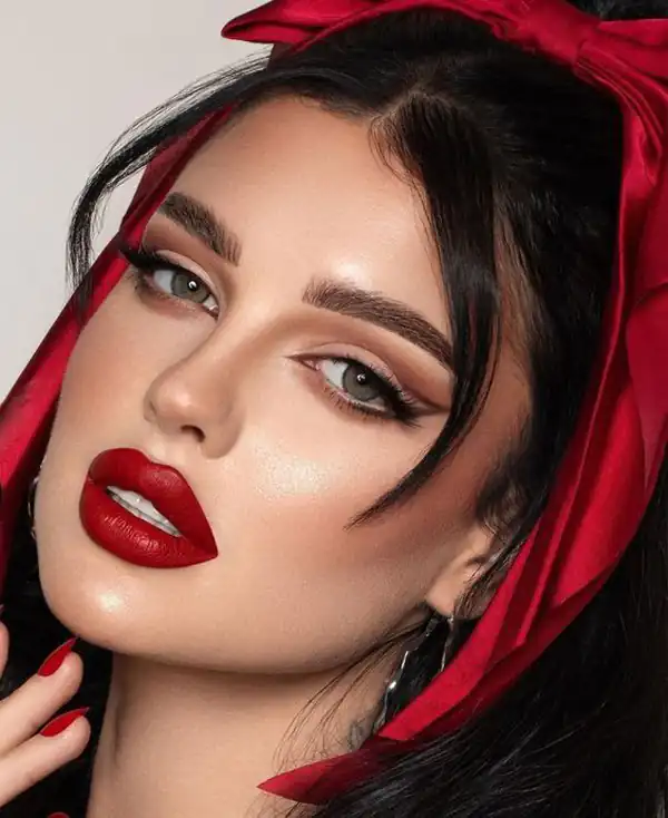 مدل آرایش اروپایی با رژ قرمز