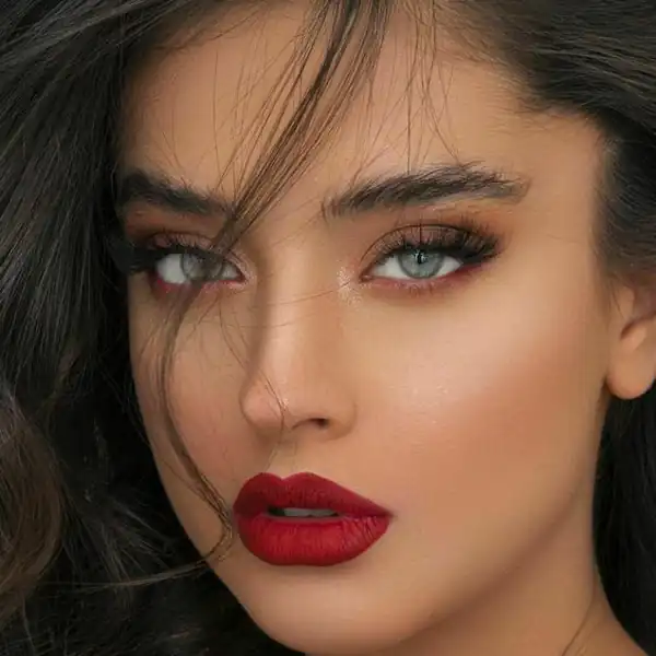 مدل آرایش اروپایی با رژ قرمز