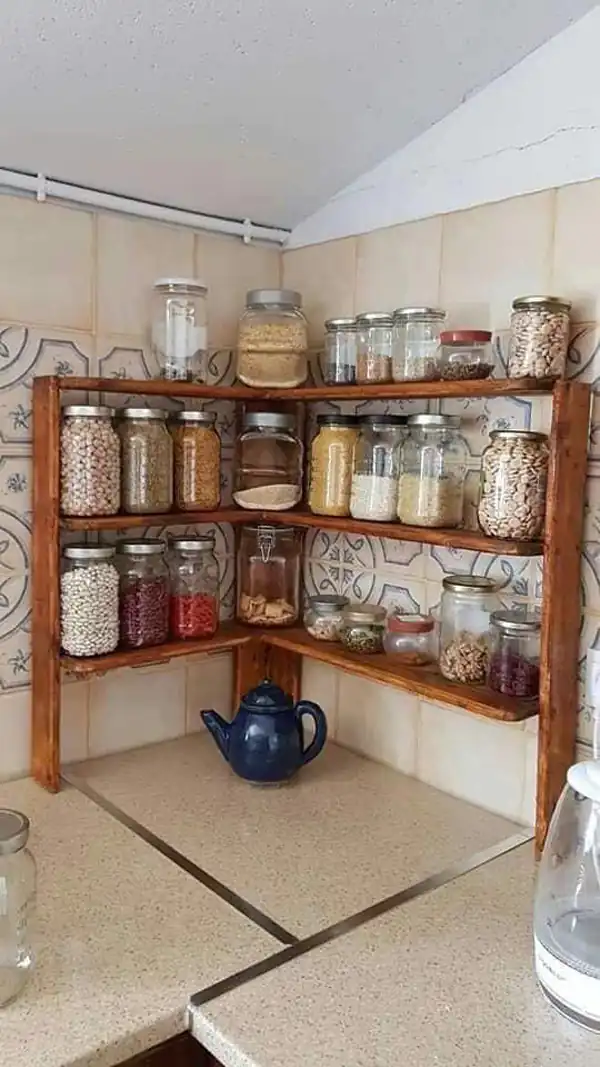 چیدمان ادویه و حبوبات در کابینت