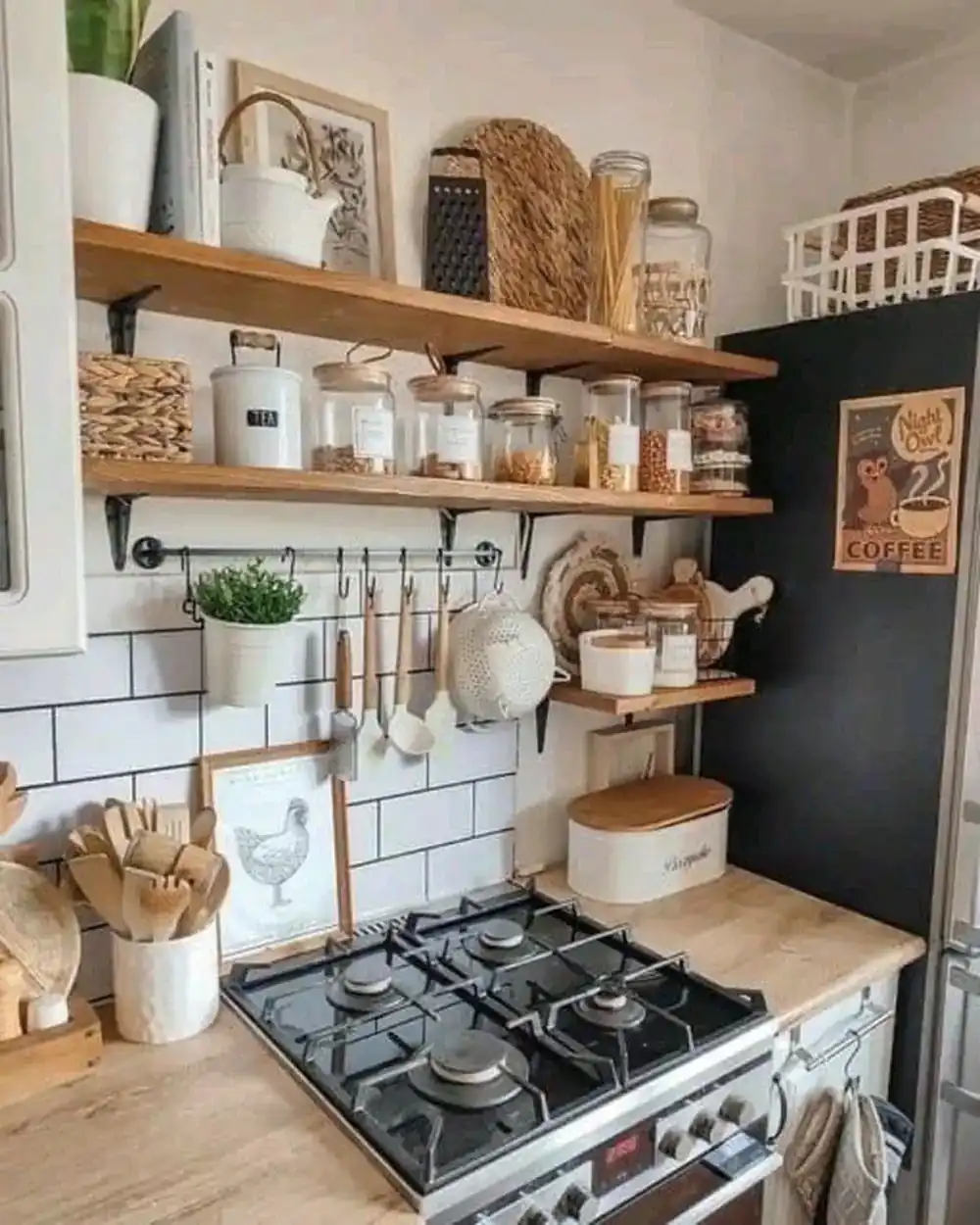 چیدمان روی کابینت با وسایل چوبی