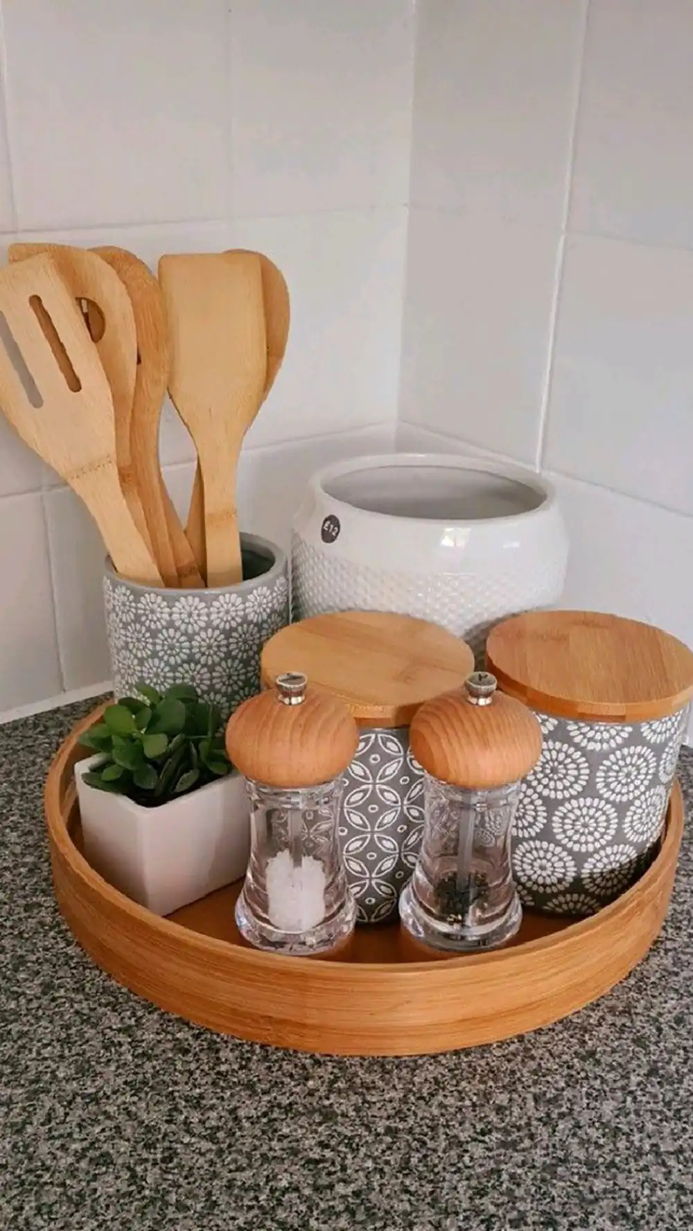 چیدمان روی کابینت با وسایل چوبی