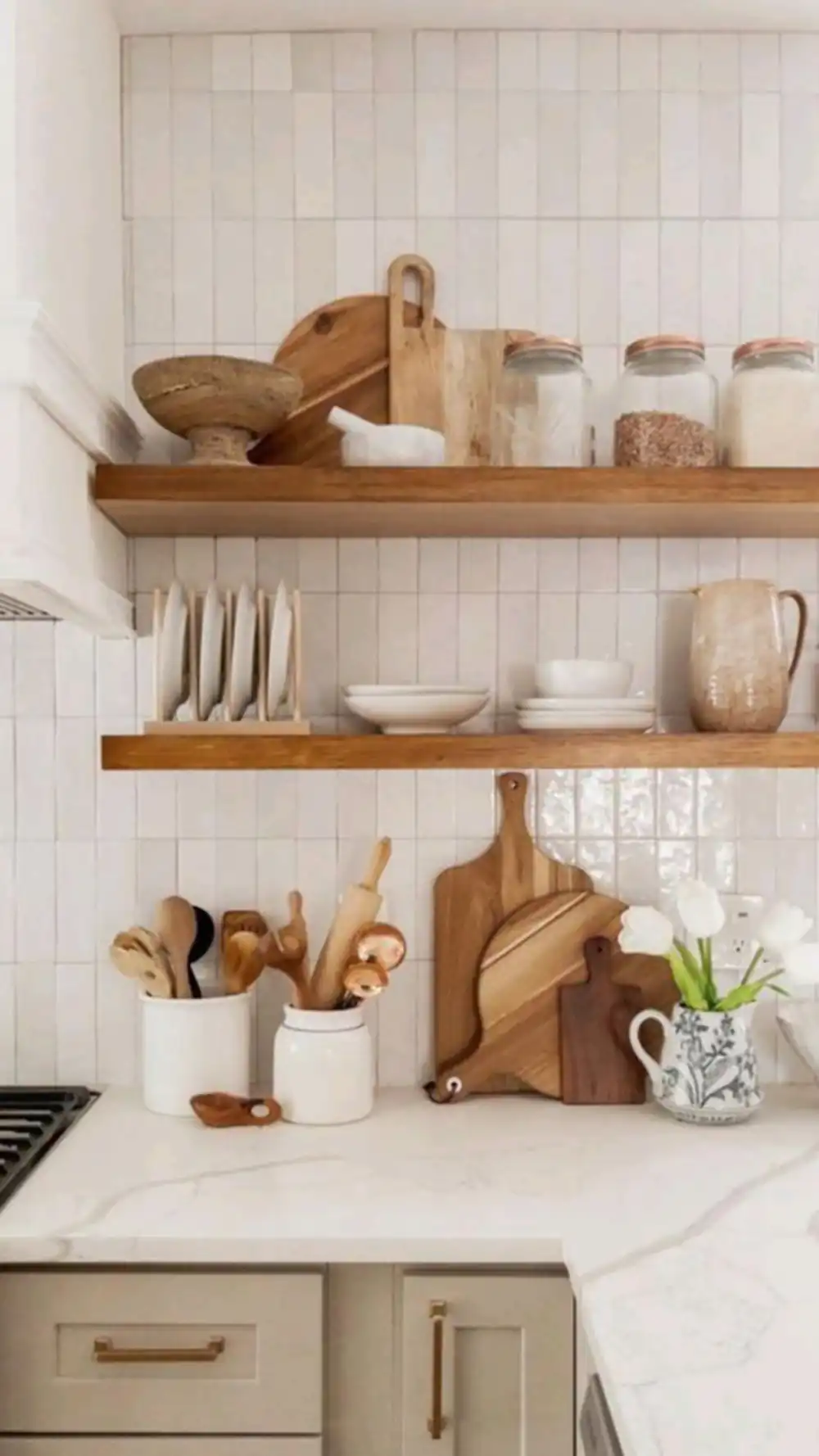 چیدمان روی کابینت با وسایل چوبی