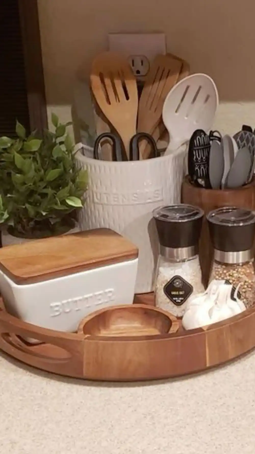 چیدمان روی کابینت با وسایل چوبی