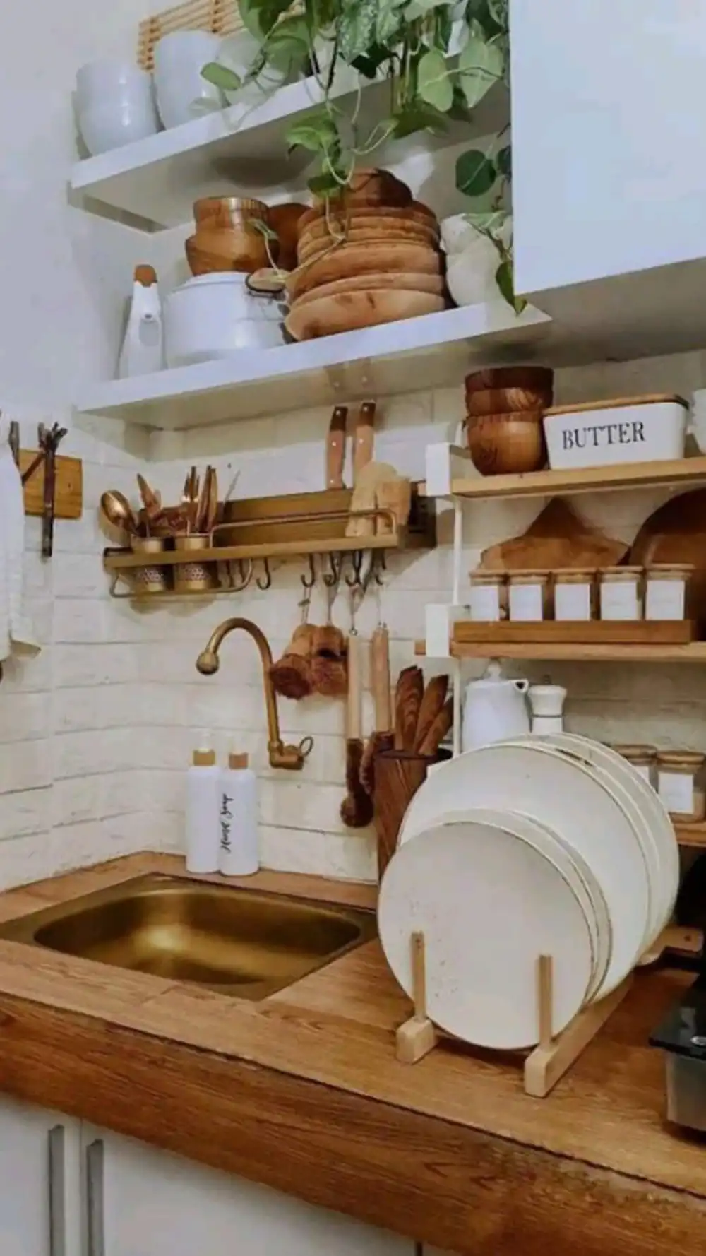 چیدمان روی کابینت با وسایل چوبی