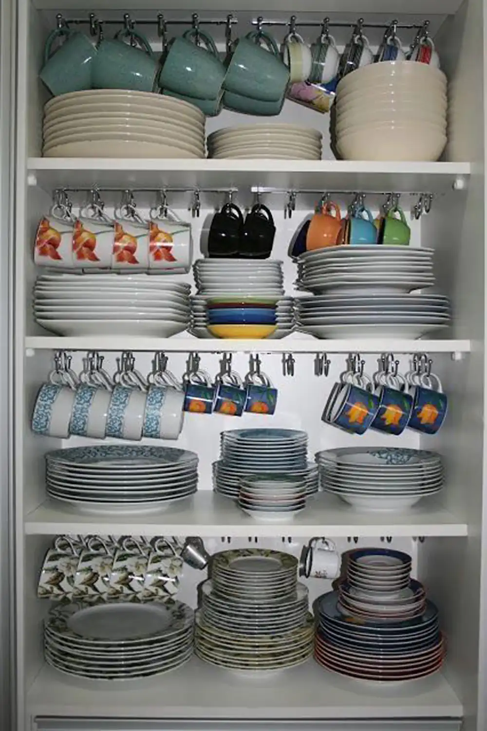 چیدمان ظروف در کابینت