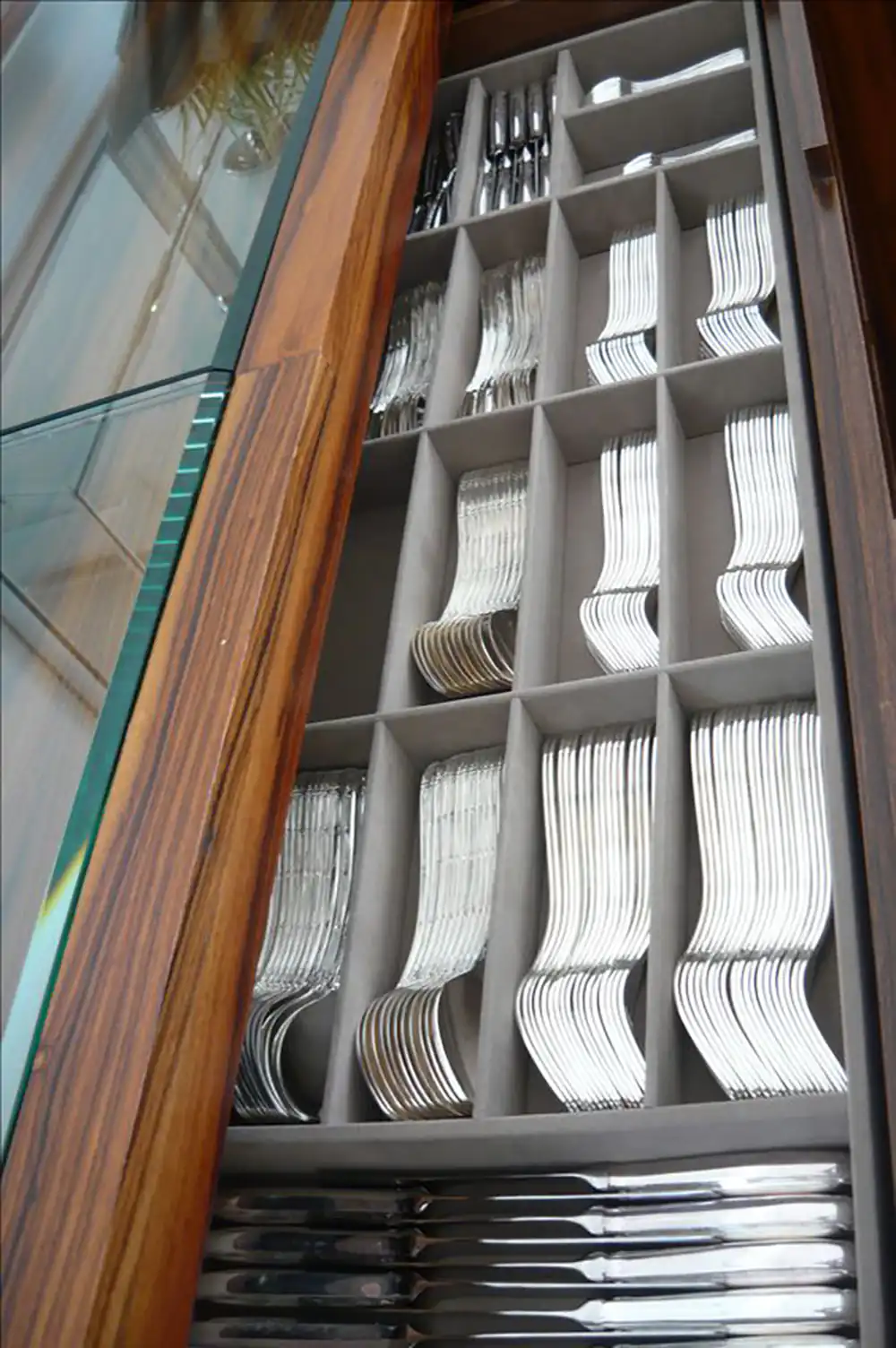 چیدمان قاشق و چنگال در کابینت