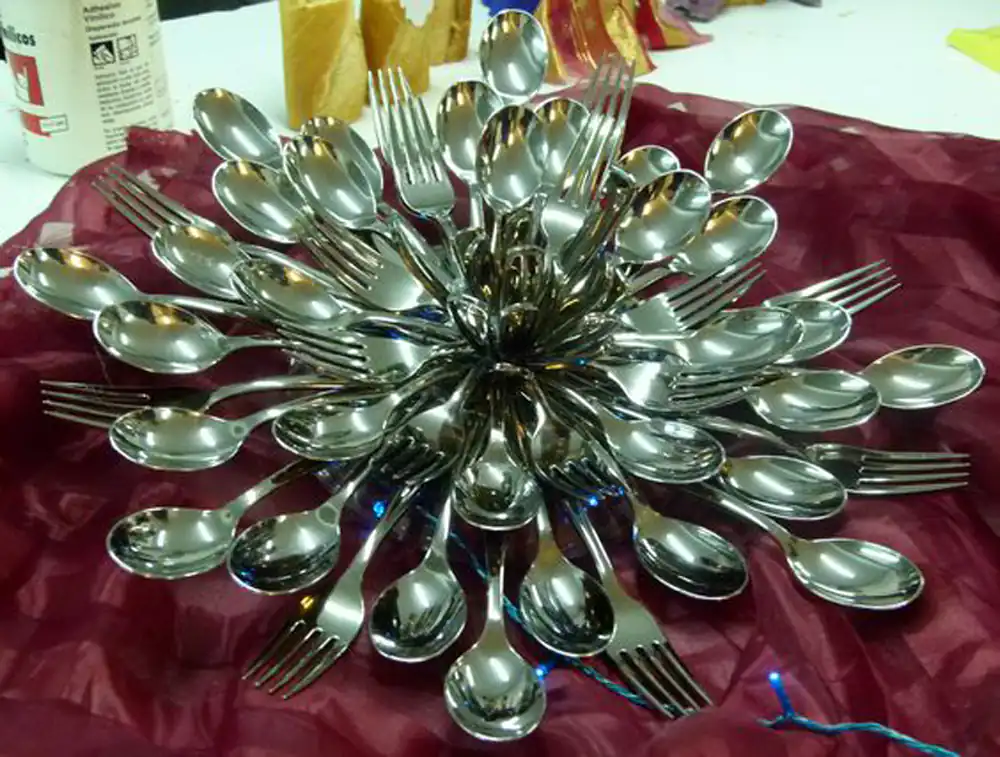چیدمان قاشق و چنگال برای مهمانی
