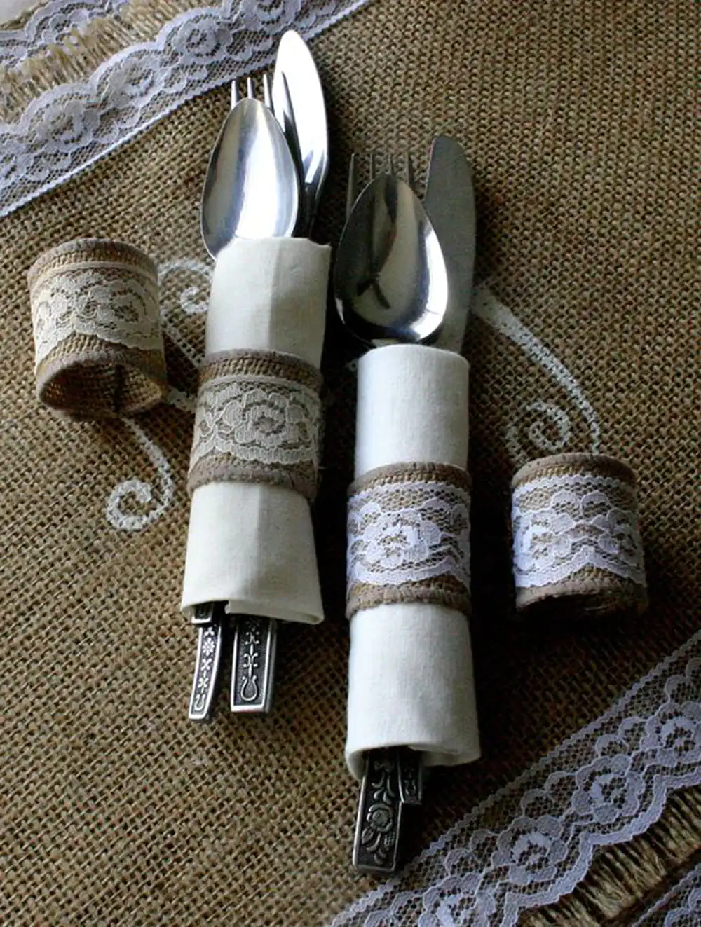 چیدمان قاشق و چنگال برای مهمانی