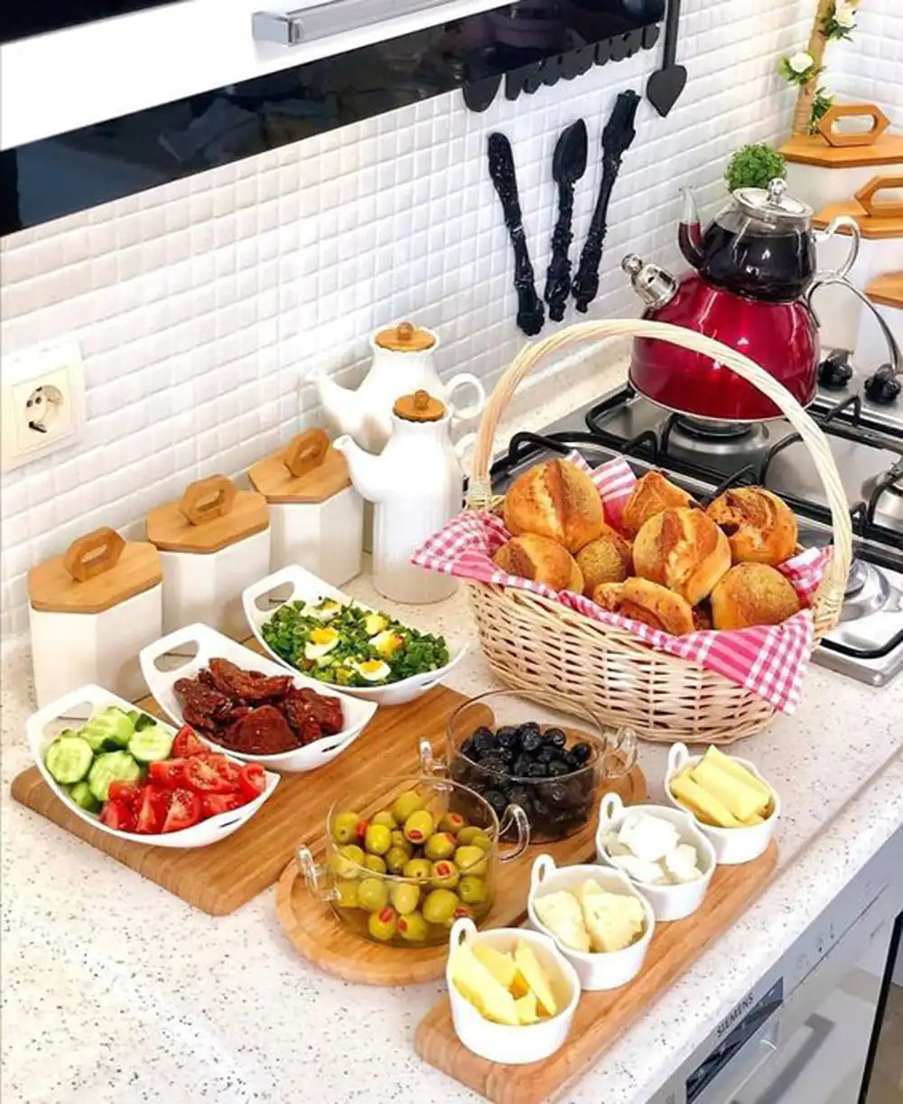 چیدمان میز صبحانه