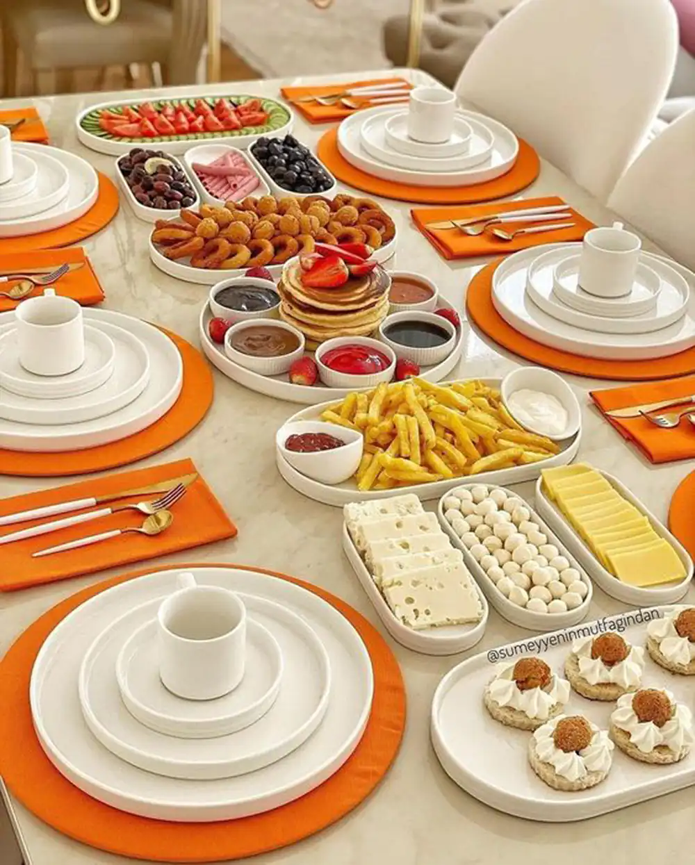 چیدمان میز صبحانه