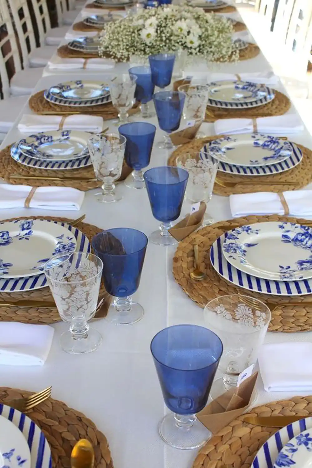 چیدمان سرویس چینی روی میز