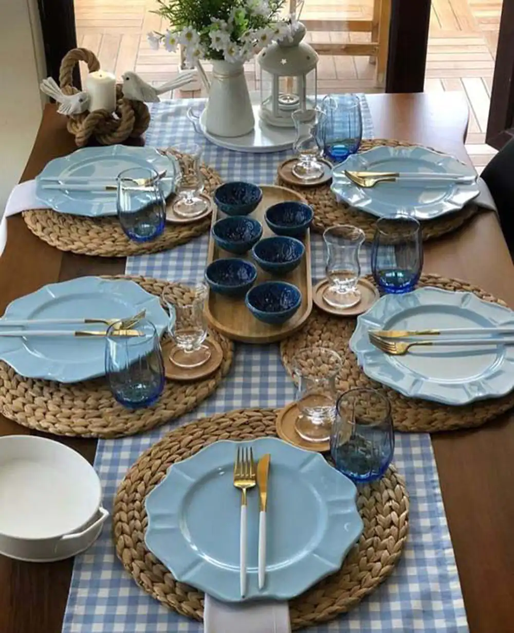 چیدمان سرویس چینی روی میز