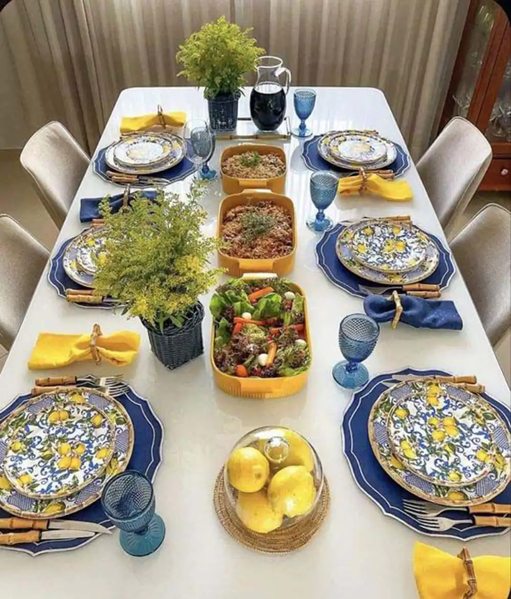 چیدمان سرویس چینی روی میز