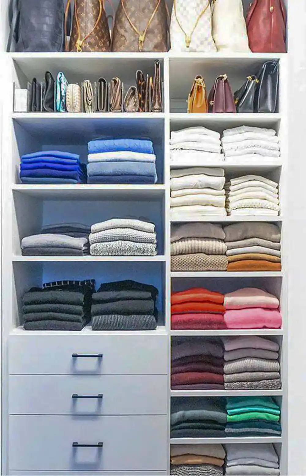چیدمان لباس در کمد
