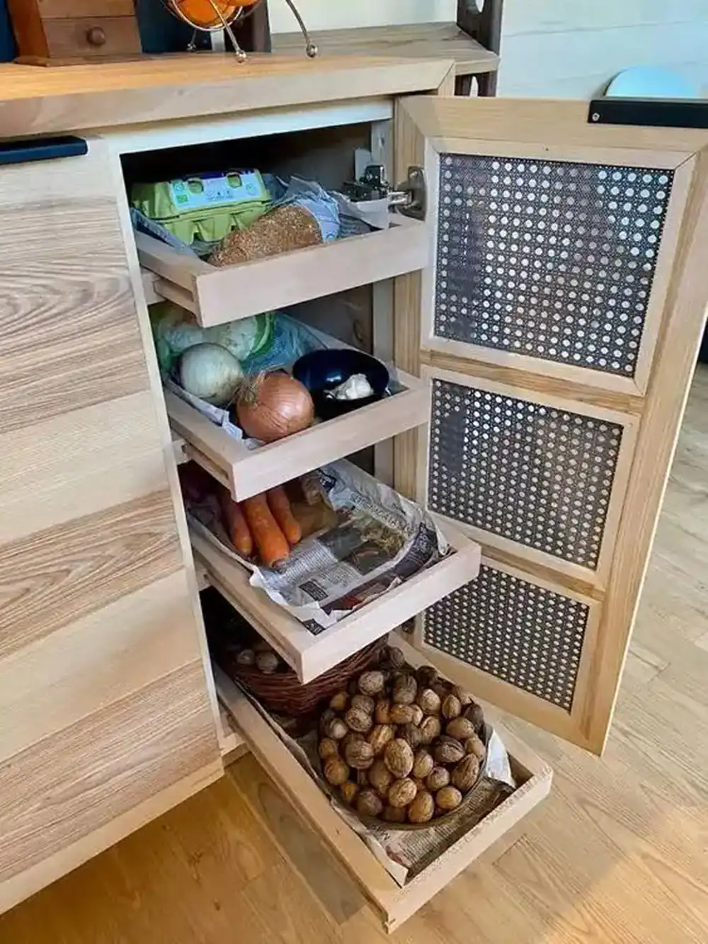 چیدمان داخل کابینت