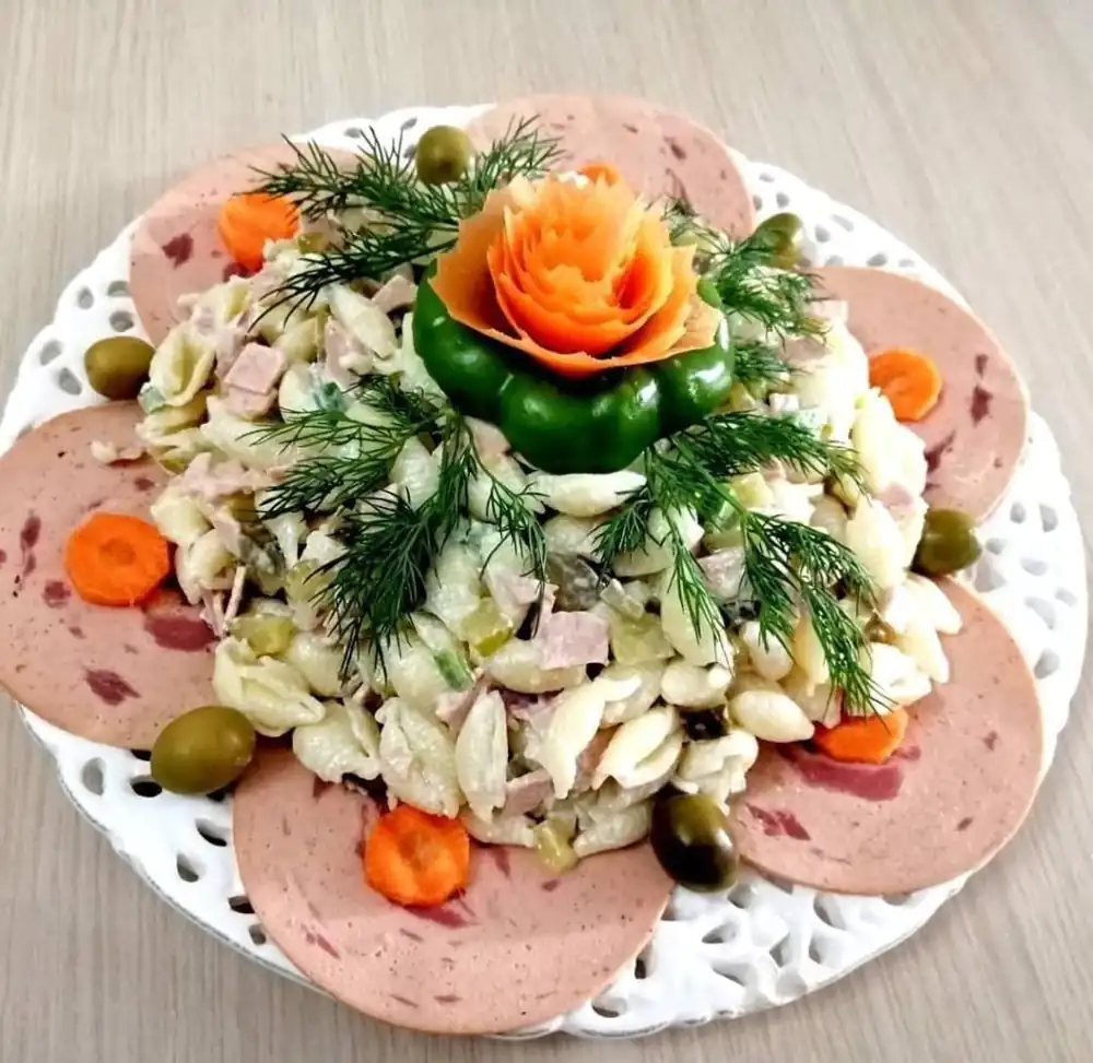 تزئین سالاد ماکارونی با کالباس