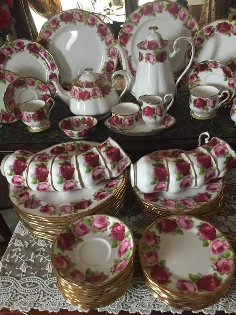 چیدمان ظروف غذا روی میز
