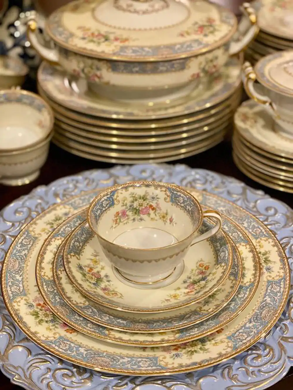 چیدمان ظروف غذا روی میز