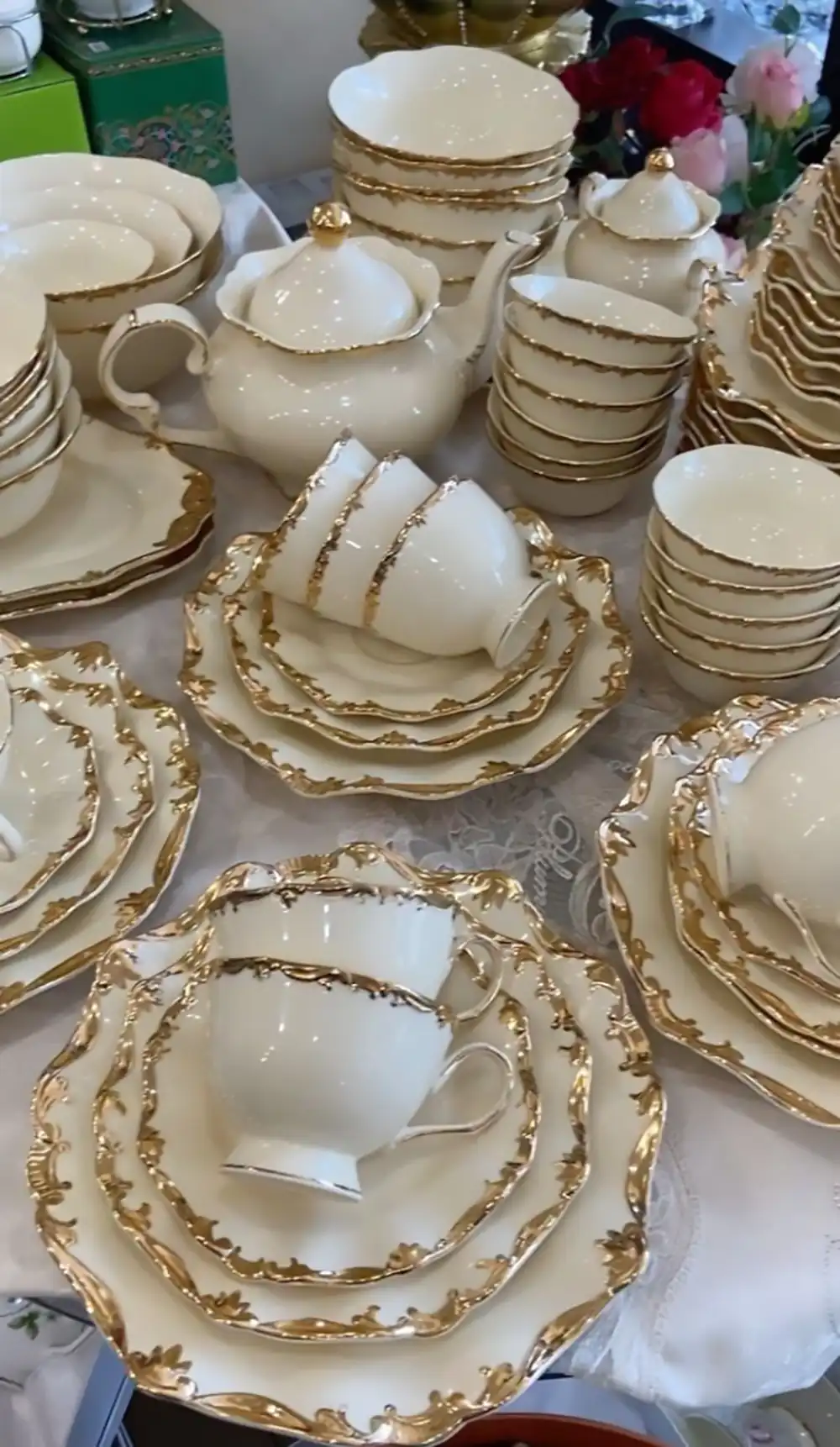 چیدمان ظروف غذا روی میز