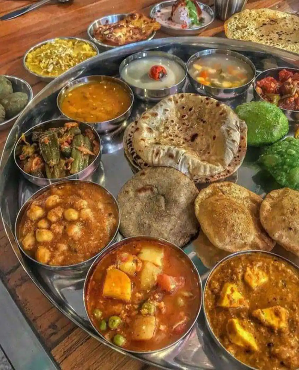 سفره آرایی برای مهمانی