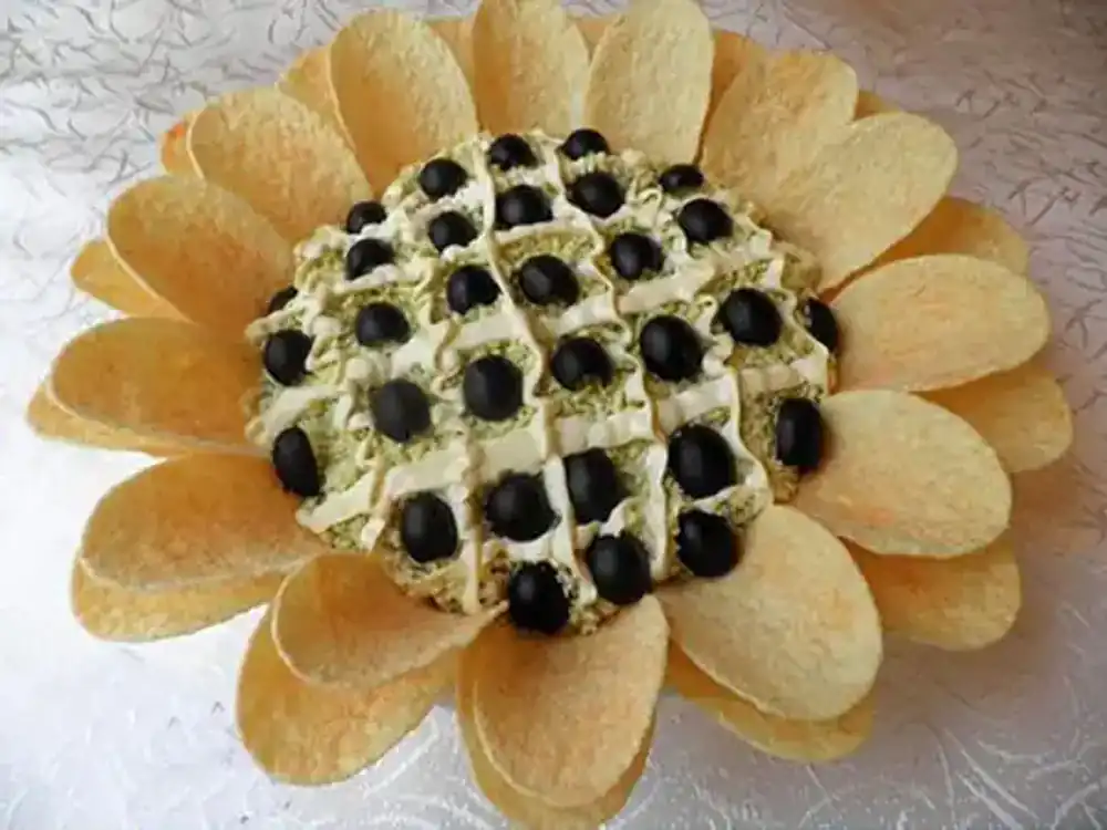 تزئین سالاد الویه با چیپس