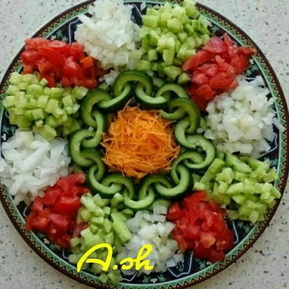 تزئین سالاد شیرازی ساده