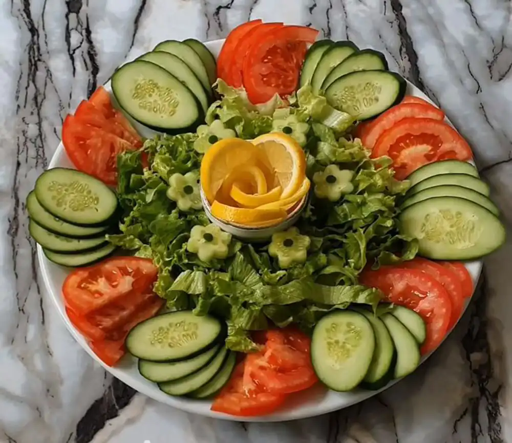 تزئین سالاد شیرازی ساده
