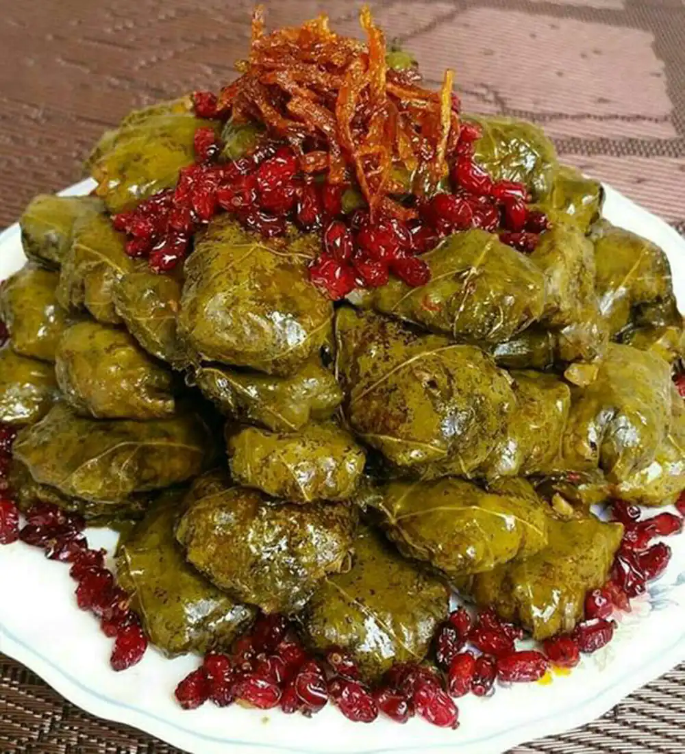 تزئین دلمه برگ مو برای مهمانی