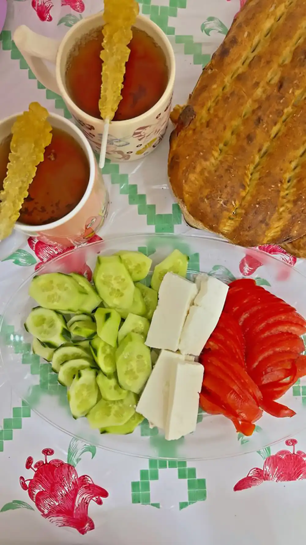 تزئین صبحانه پنیر گوجه خیار