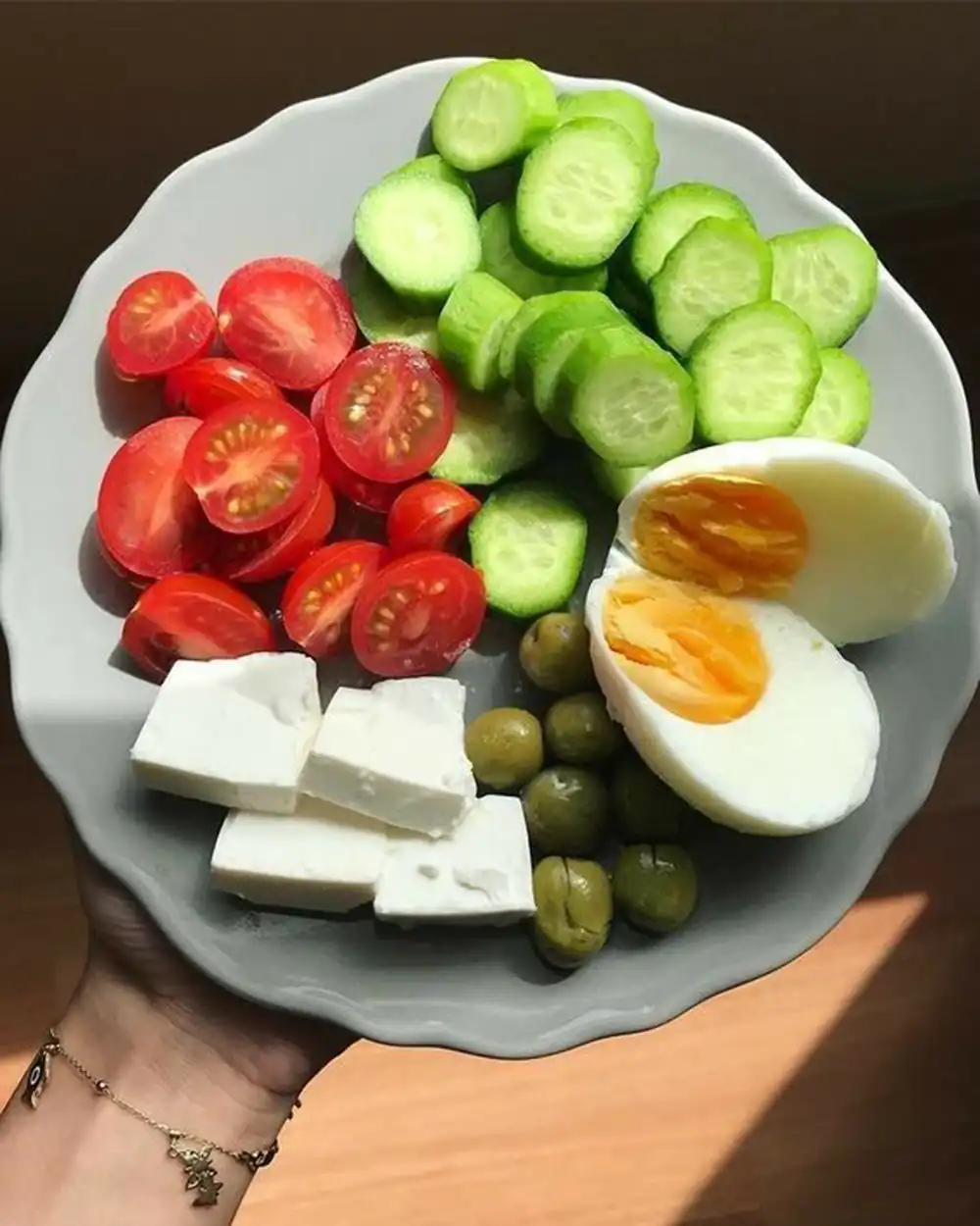 تزئین صبحانه پنیر گوجه خیار