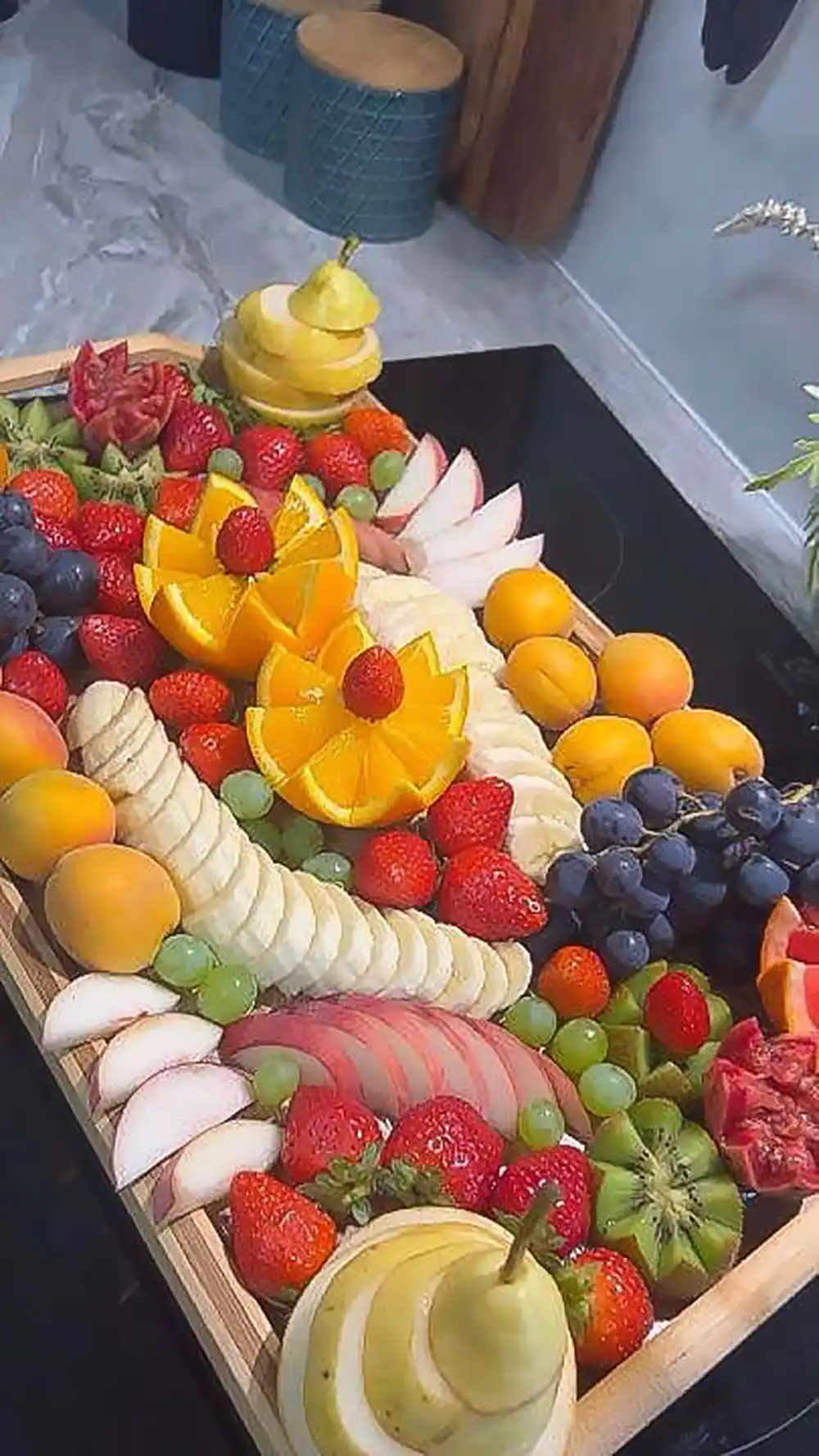 چیدمان میوه روی تخته سرو