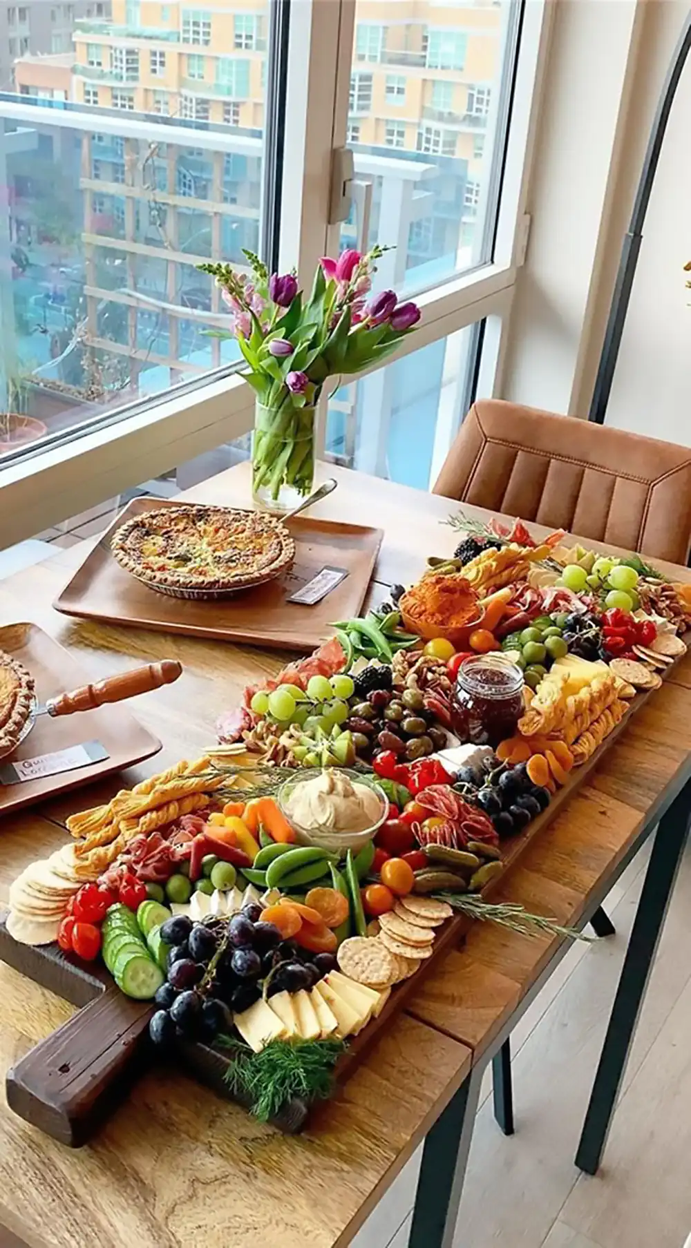 چیدمان میوه روی تخته سرو