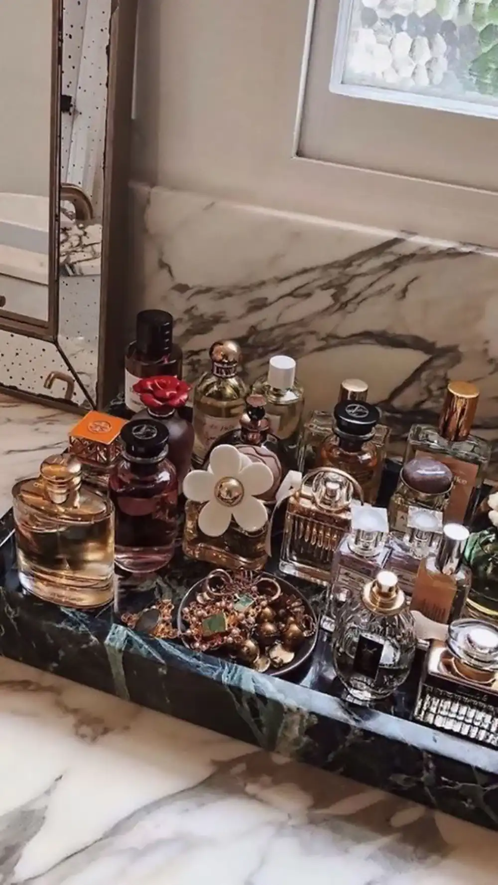 چیدمان میز آرایش