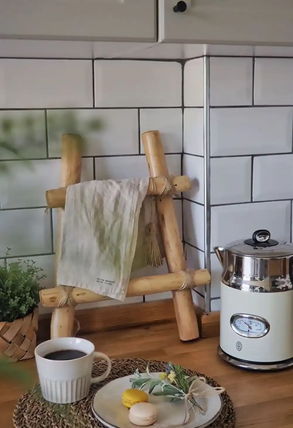 چیدمان ظروف چوبی در آشپزخانه