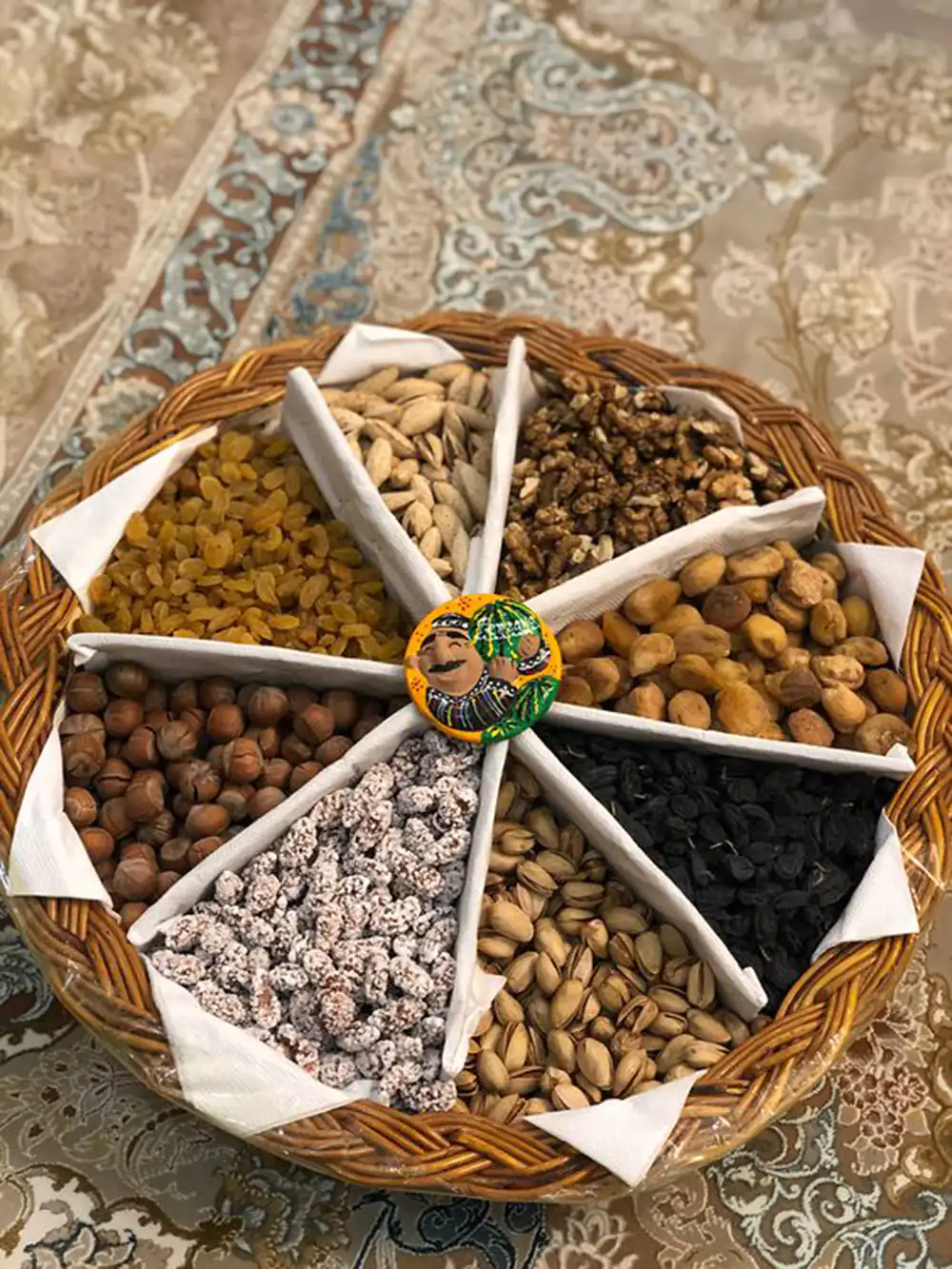 تزیین آجیل در سبد
