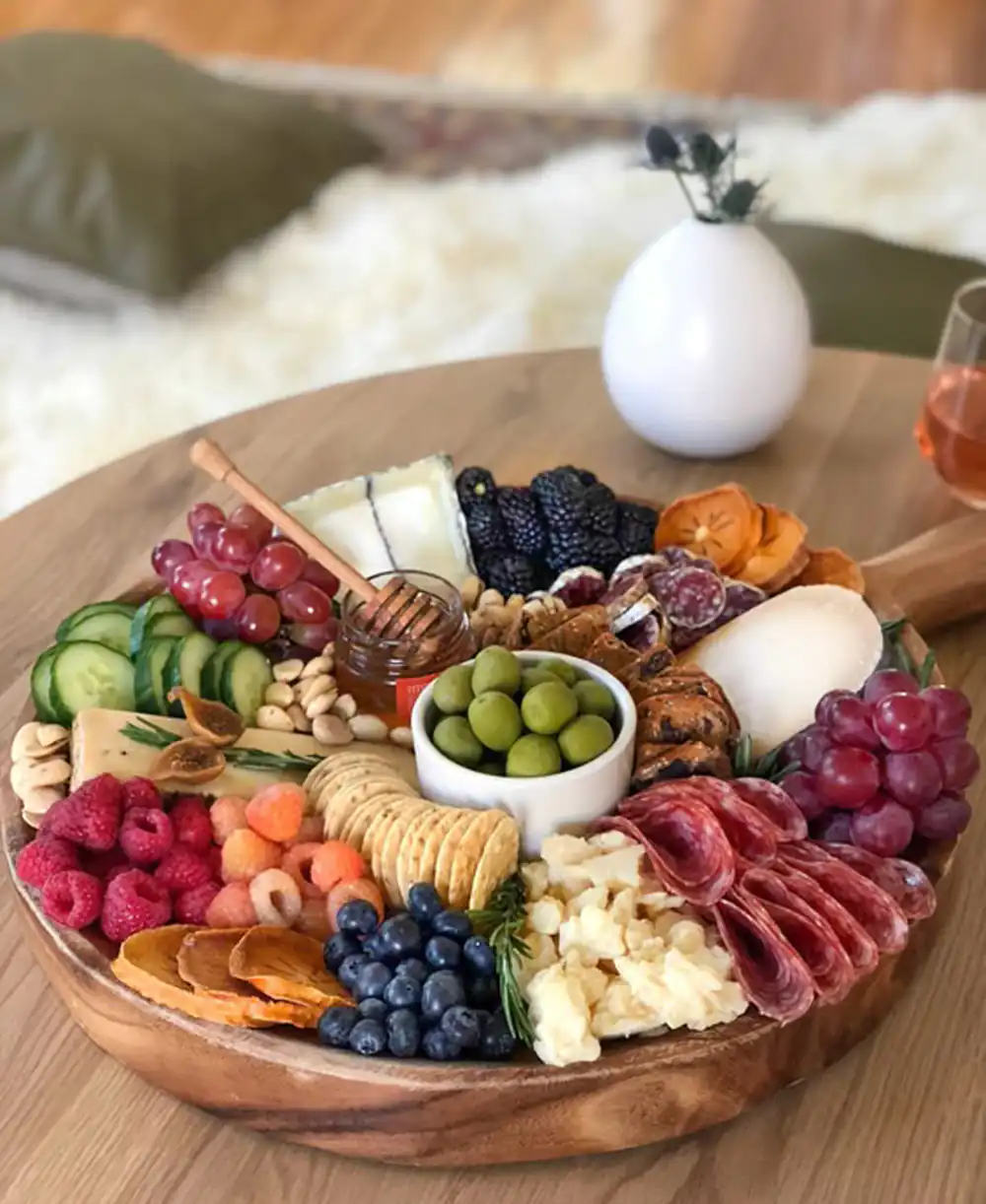 تزیین سینی چوبی روی میز