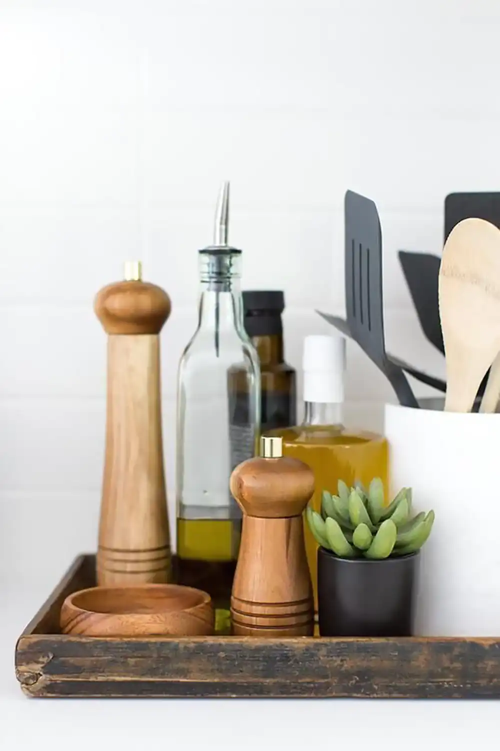 چیدمان تخته سرو روی کابینت