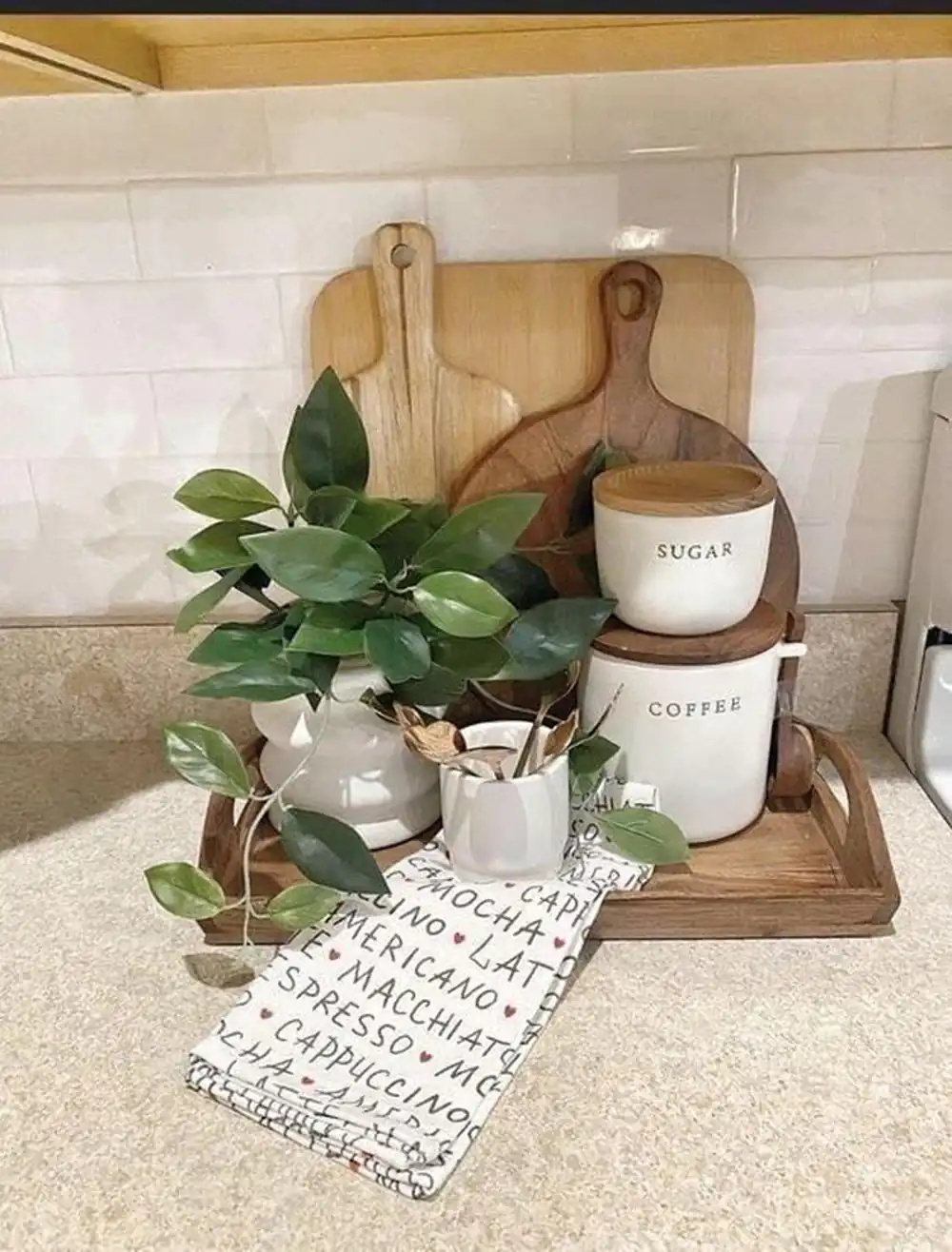 چیدمان تخته سرو روی کابینت