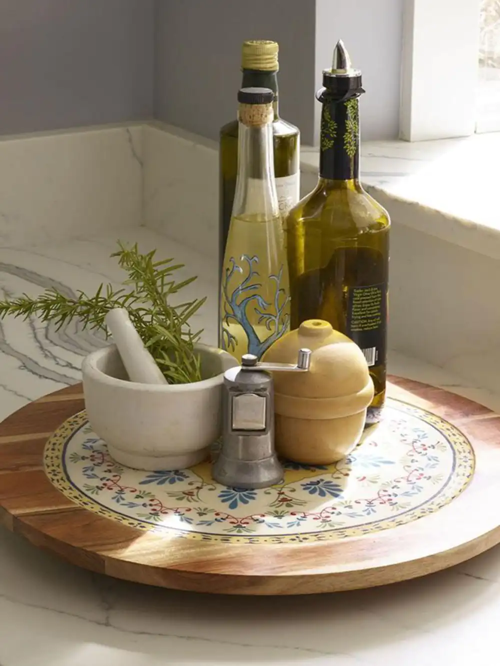 چیدمان تخته سرو روی کابینت