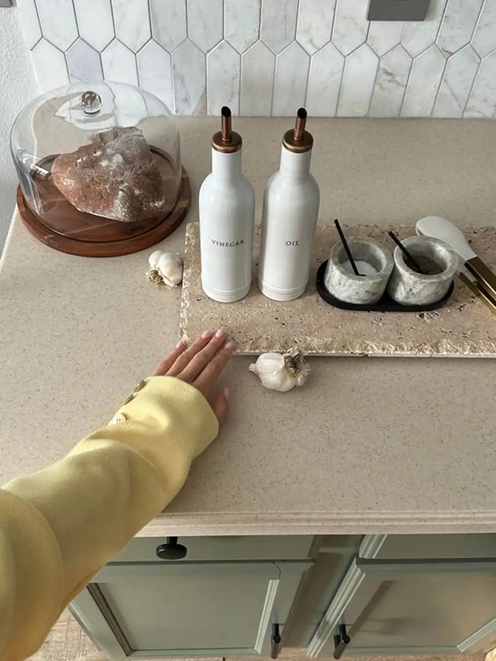 چیدمان تخته سرو روی کابینت