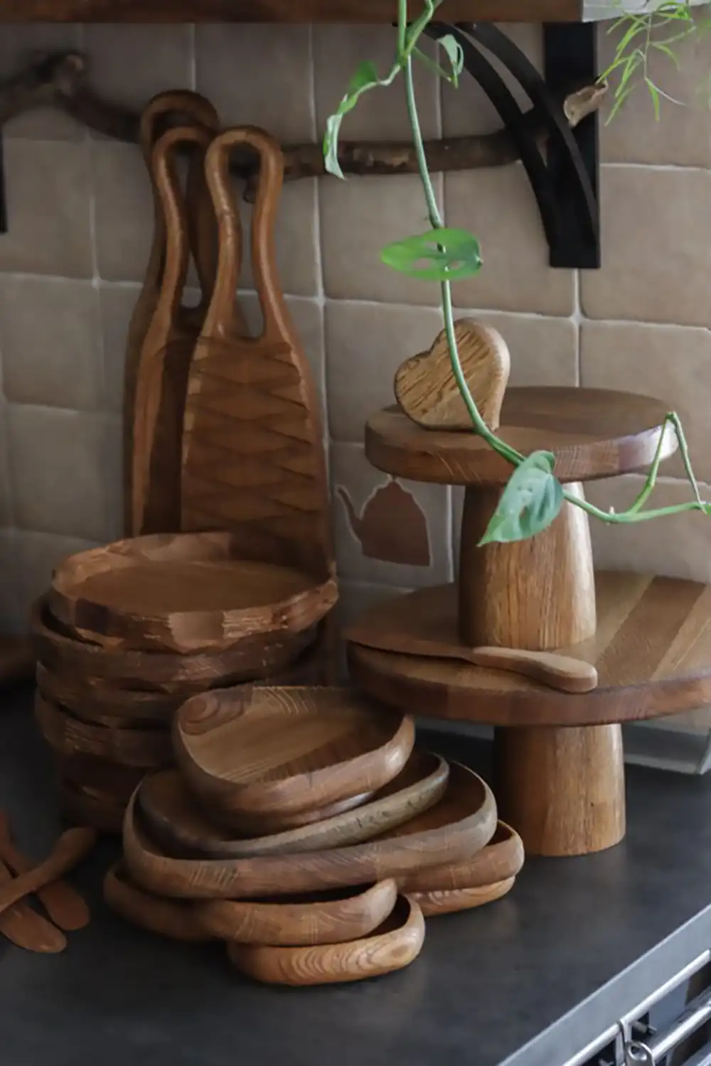 چیدمان ظروف چوبی در آشپزخانه