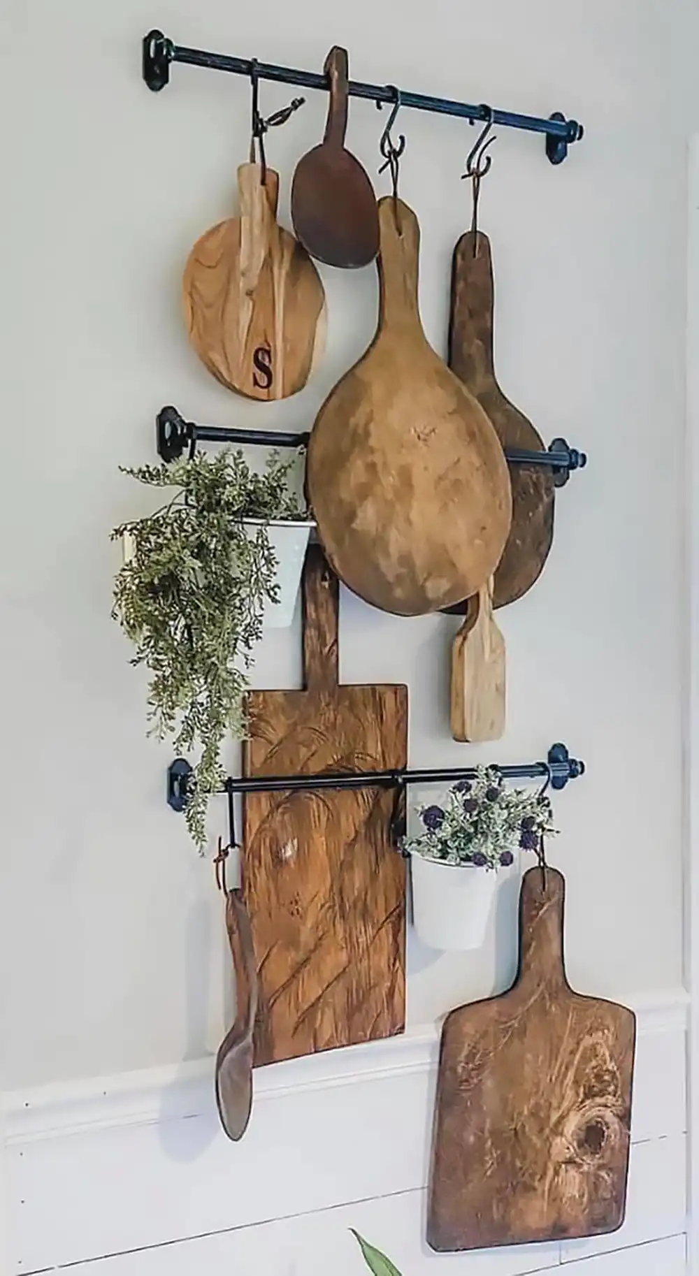 چیدمان ظروف چوبی در آشپزخانه