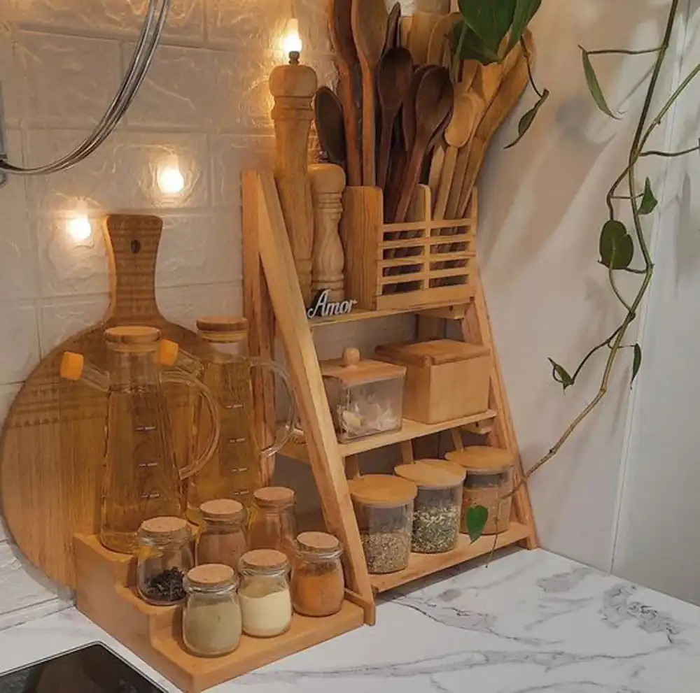 چیدمان ظروف چوبی در آشپزخانه