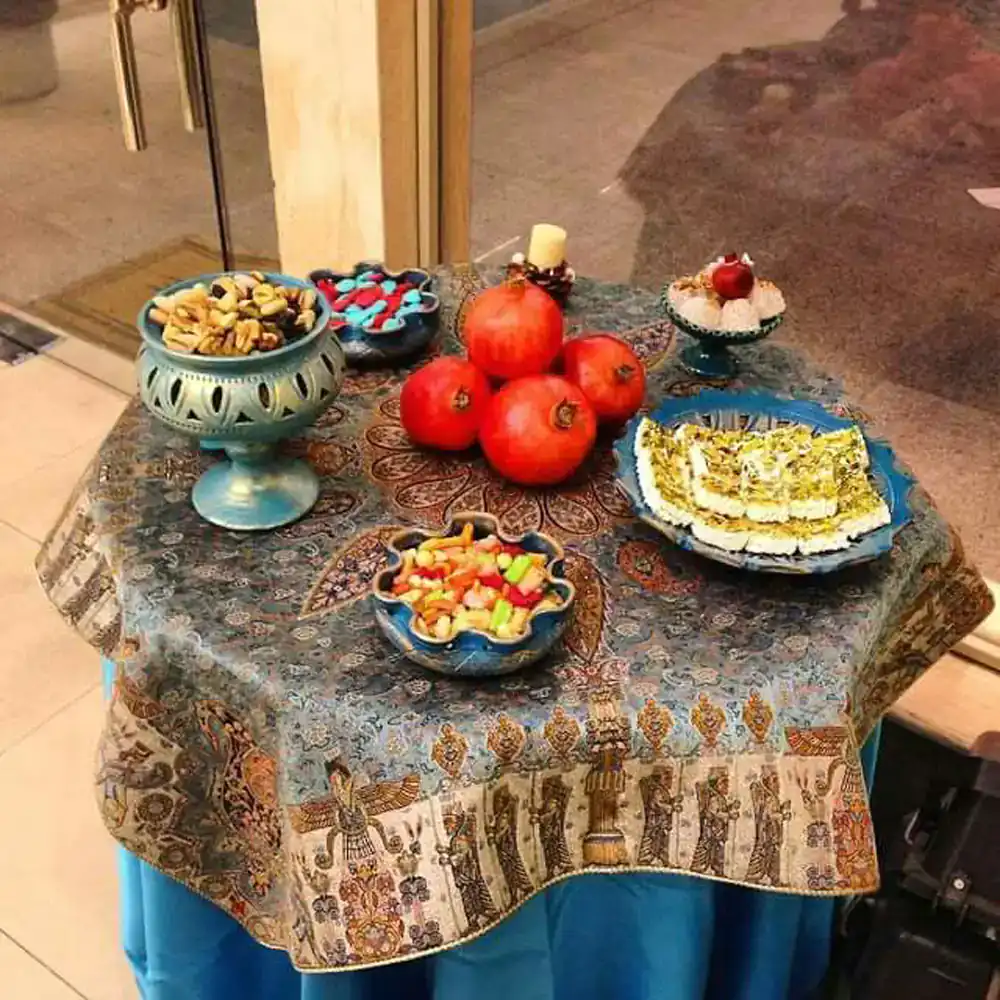 تزیین سفره یلدا برای عروس