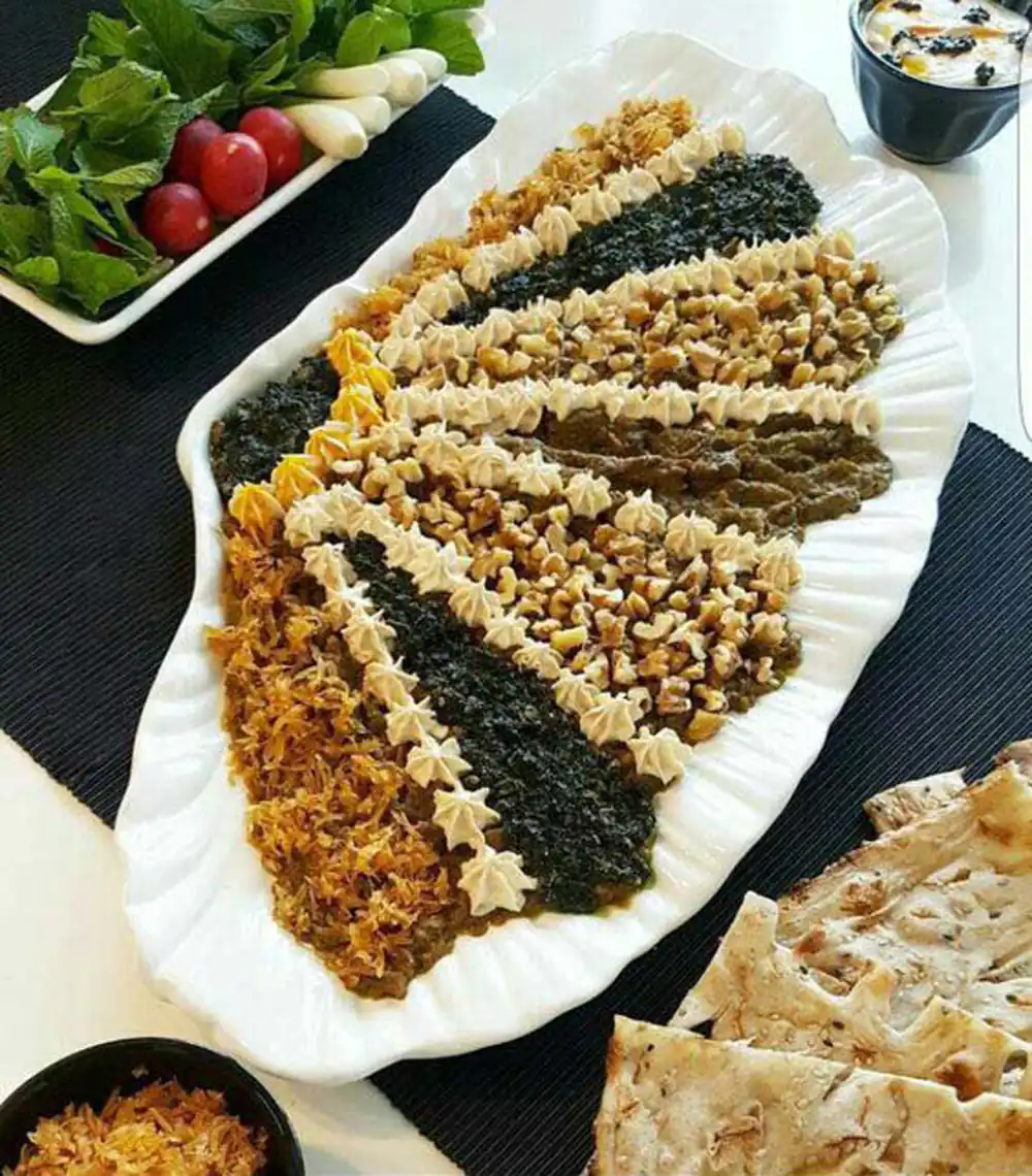 تزیین کشک بادمجان با قیف