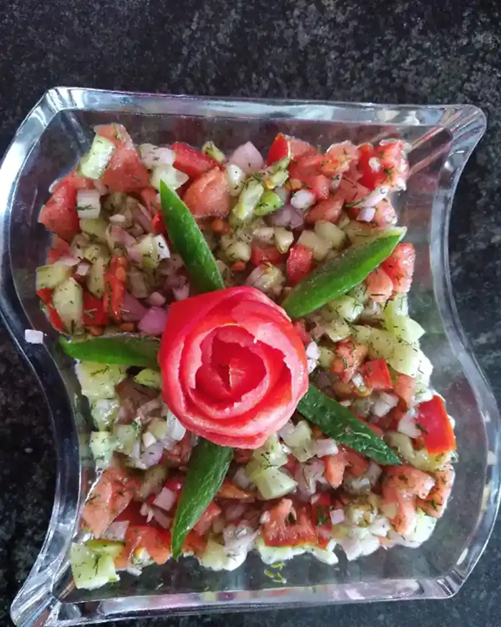 تزیین سالاد شیرازی در پیاله